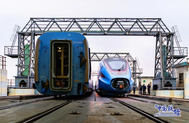 Высокоскоростной поезд ?Фусин? впервые прибыл на остров Хайнань