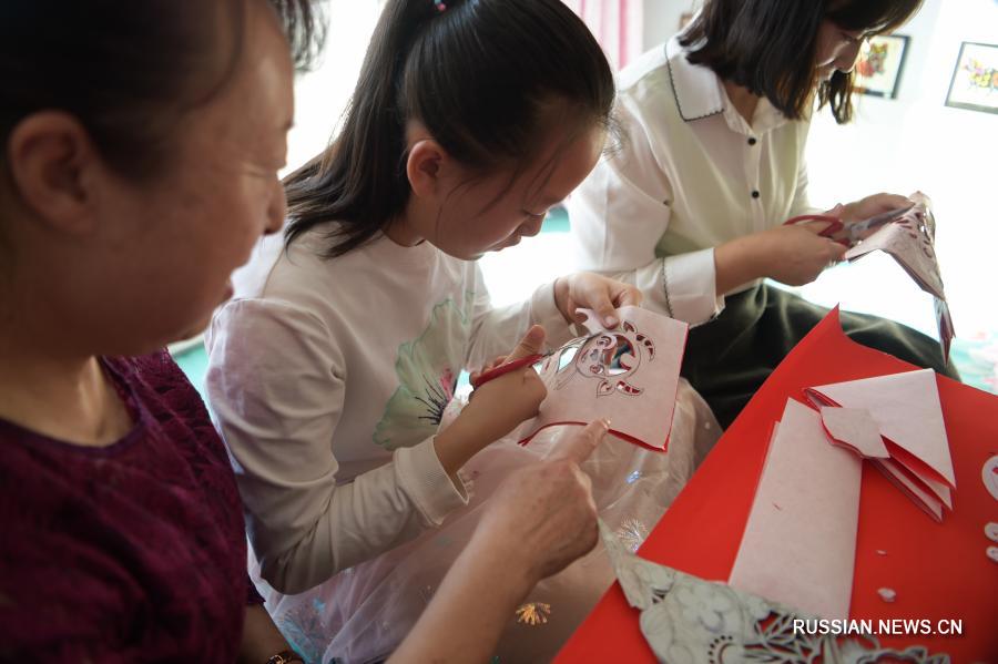 Три поколения мастеров из Ухая развивают искусство "цзяньчжи"