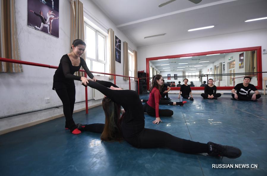 Амина Юсуф -- начинающий хореограф национальных танцев из Кашгара