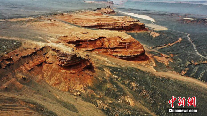 Чудесные виды на красноцветные толщи Синьцзяна с высоты птичьего полета