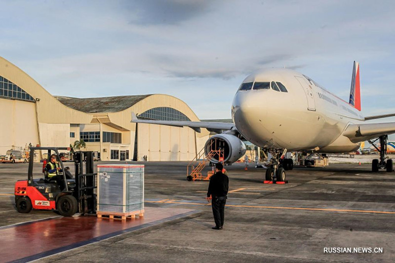 Первая партия вакцины Sinovac Biotech, закупленная Филиппинами, доставлена в Манилу