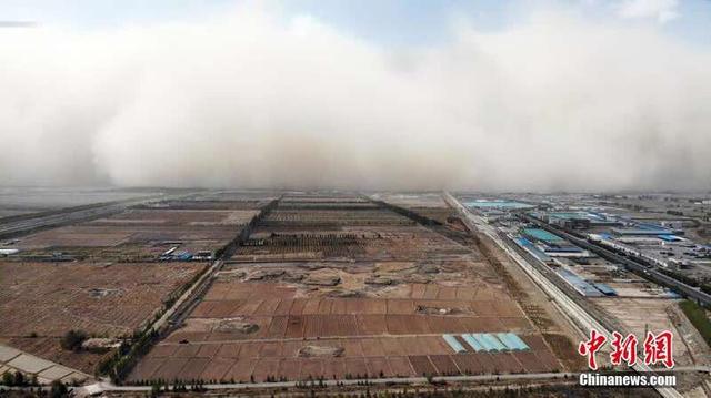 Песчаная буря накрыла уезд Линьцзэ в китайской провинции Ганьсу