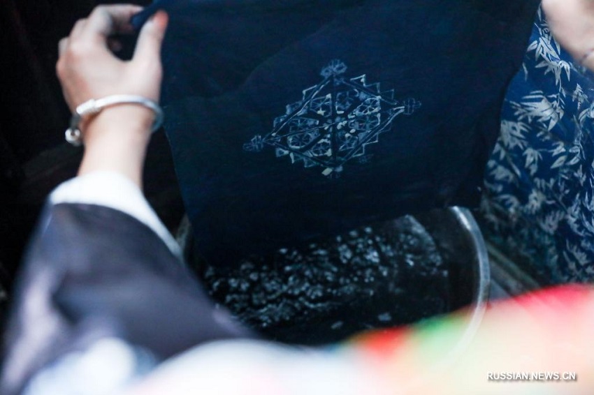 21-летняя хранительница искусства мяоской восковой набивки