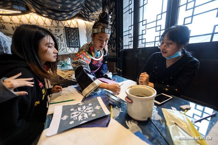 21-летняя хранительница искусства мяоской восковой набивки