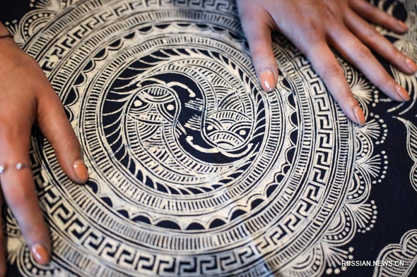 21-летняя хранительница искусства мяоской восковой набивки