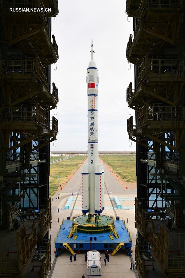 Пилотируемый космический корабль и ракета-носитель для выполнения миссии "Шэньчжоу-12" доставлены в район запуска