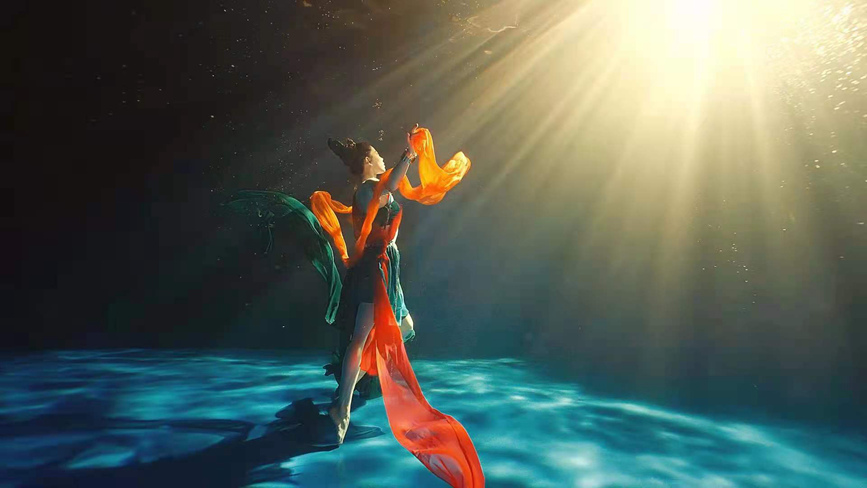 Видео с танцем под водой к празднику Дуаньу стало популярным в китайском интернете