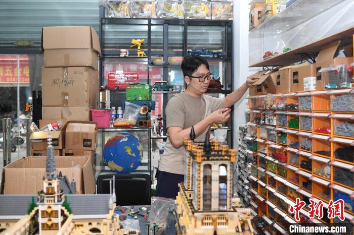 Китаец построил Запретный город из 700 тыс кубиков Lego