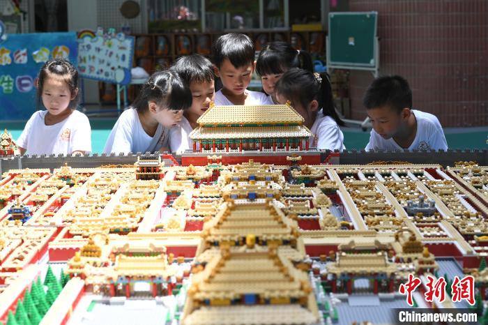 Китаец построил Запретный город из 700 тыс кубиков Lego