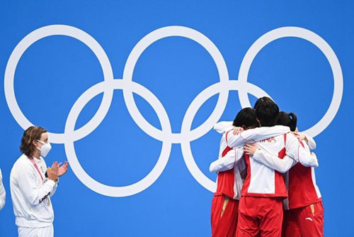 Китайские пловчихи выиграли золото Олимпиады в эстафете 4х200 метров с мировым рекордом