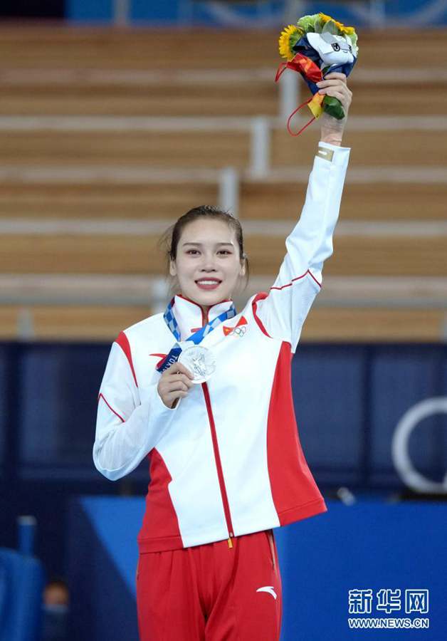 Китаянки Чжу Сюэин и Лю Линлин победили в финале соревнований по прыжкам на батуте на Олимпийских играх в Токио