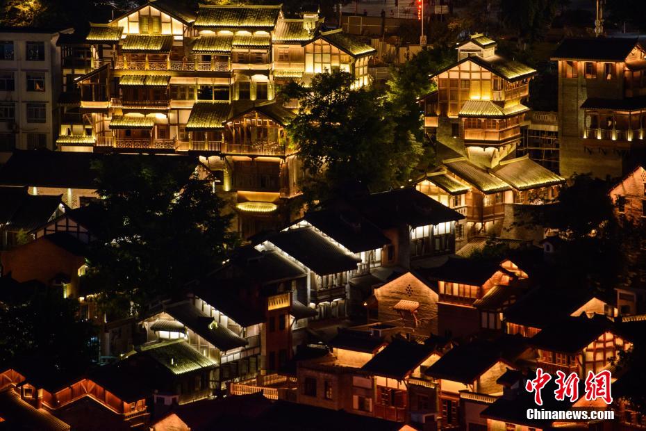 Традиционная улочка Шибати города Чунцин загорелась новыми огнями 