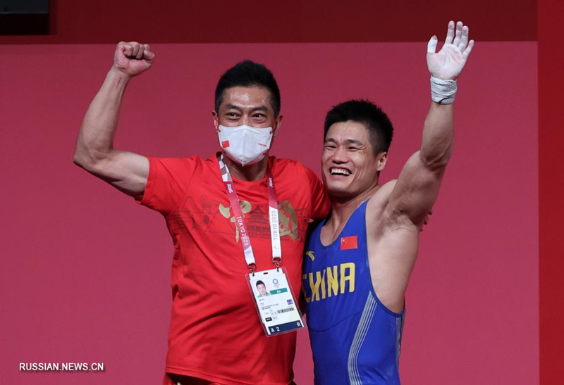 Китайский спортсмен Люй Сяоцзюнь завоевал золото в весовой категории до 81 кг на Олимпийских играх в Токио