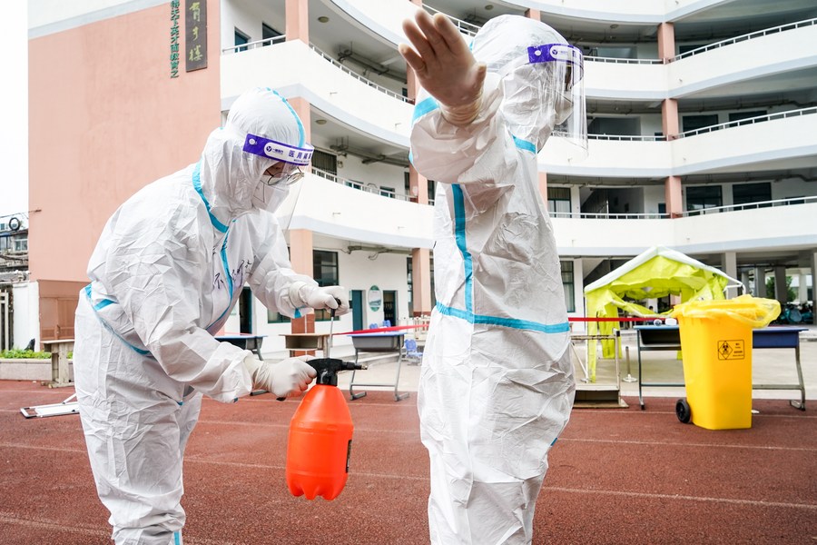 В континентальной части Китая за минувшие сутки выявлено 108 новых случаев локального заражения COVID-19