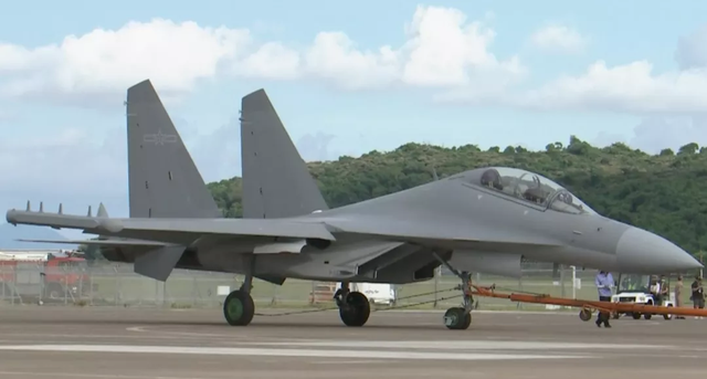 ВВС Китая представили лучшие образцы техники на 13-м Китайском международном авиакосмическом салоне