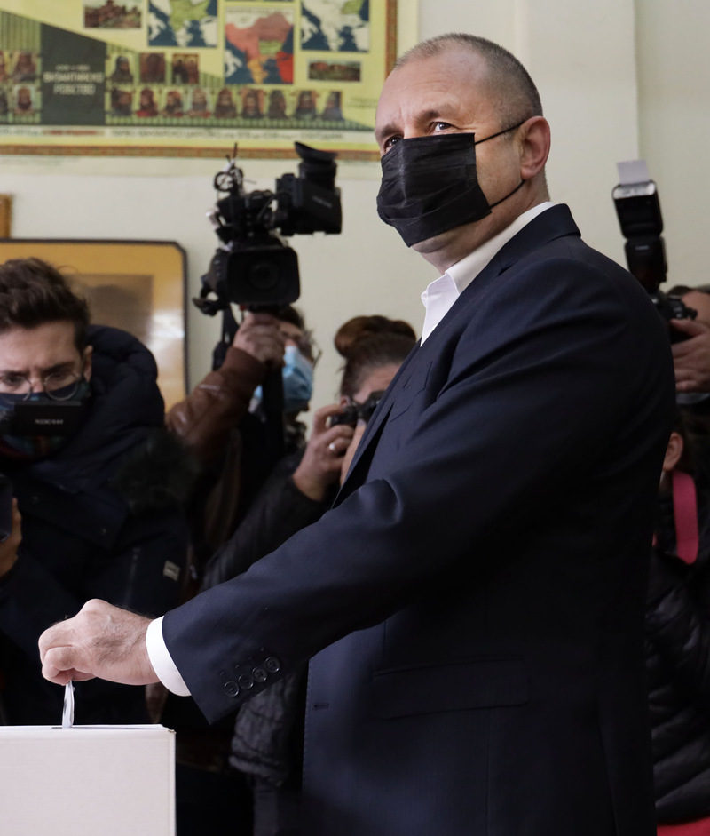 Действующий президент Болгарии побеждает во втором туре президентских выборов -- экзитполы