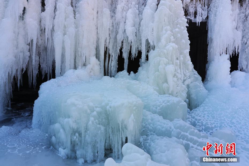 Сказочная картина ледопада на севере Китая