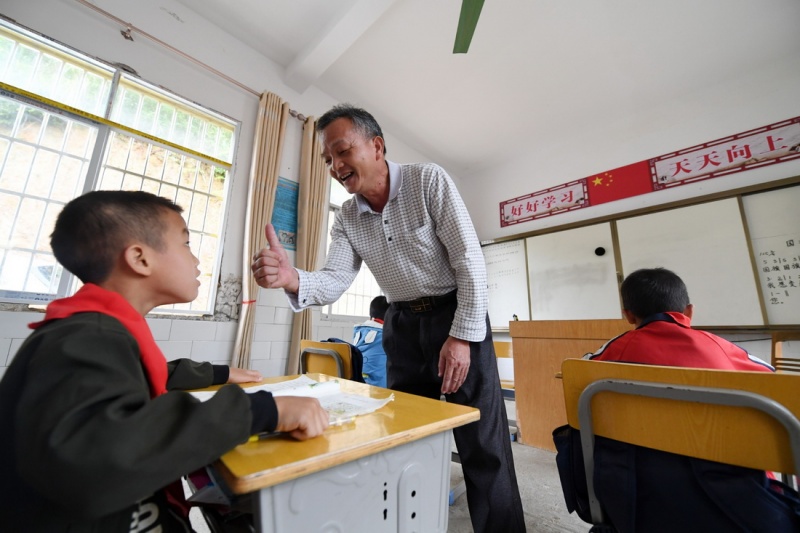 Китайский учитель стойко защищает учебный пункт далеко в горах уже 41 год