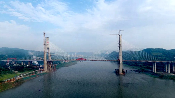 Крупномасштабный железнодорожный и автодорожный мост в Китае успешно сомкнулся в одной точке