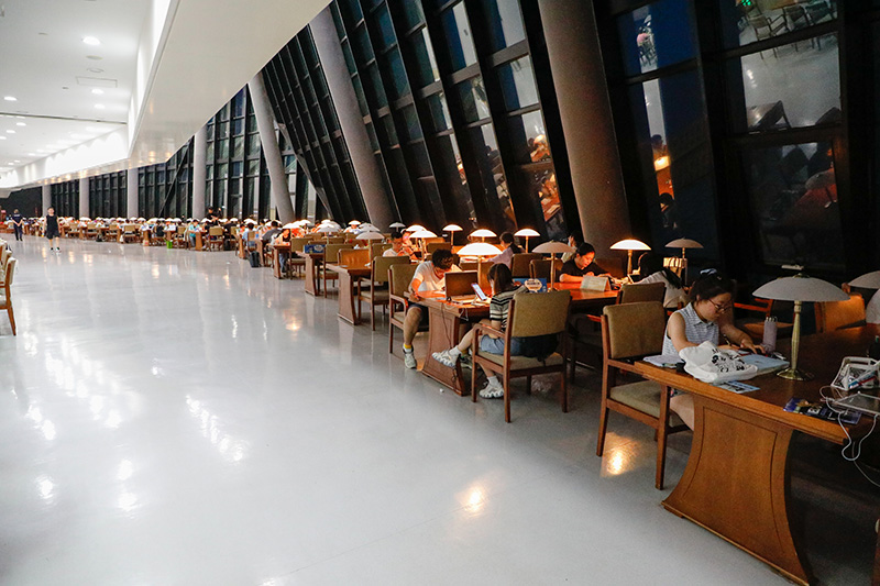  “Пространство для ночного чтения” Библиотеки города Цзинань пользуется особой популярностью