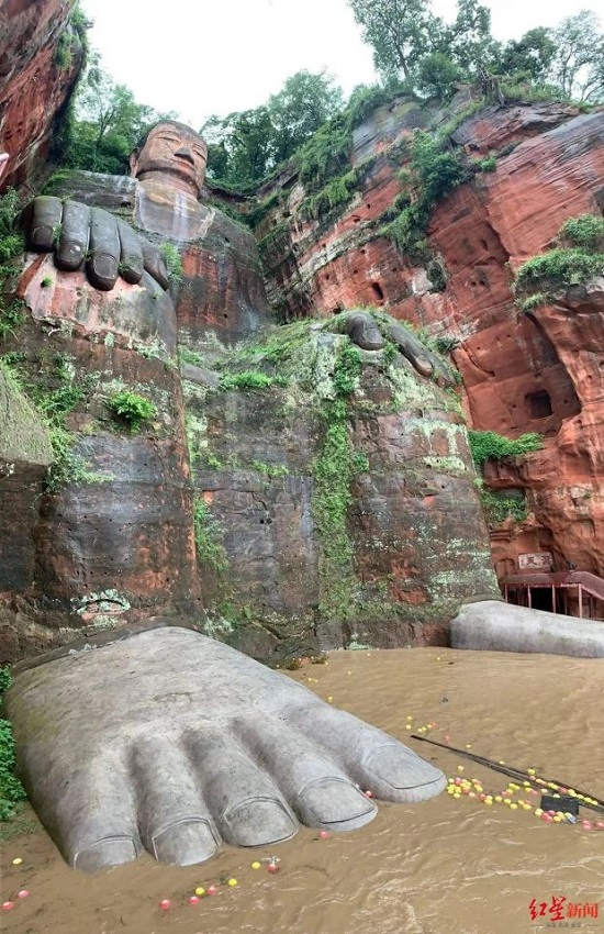 Стопы ног статуи Будды в китайском Лэшане провинции Сычуань полностью ?вышли? из воды