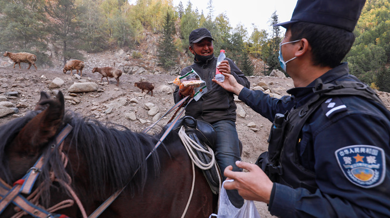 Синьцзянская полиция охраняет пастухов во время перегона скота
