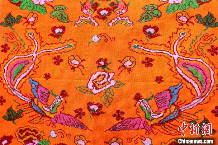 Китаянка шьет традиционные наряды народности Мяо