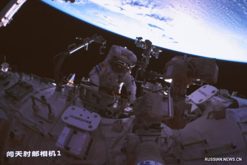 Экипаж "Шэньчжоу-14" вышел в открытый космос в третий раз