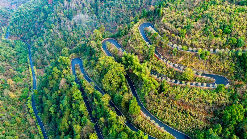 Красивый зимний пейзаж извилистого шоссе в деревне провинции Чжэцзян