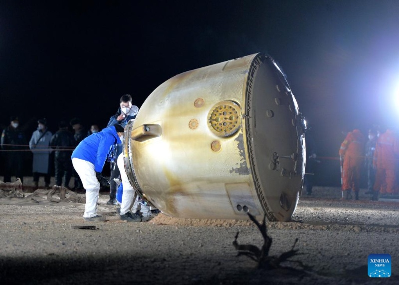 Экипаж китайского корабля "Шэньчжоу-14" благополучно вернулся на Землю