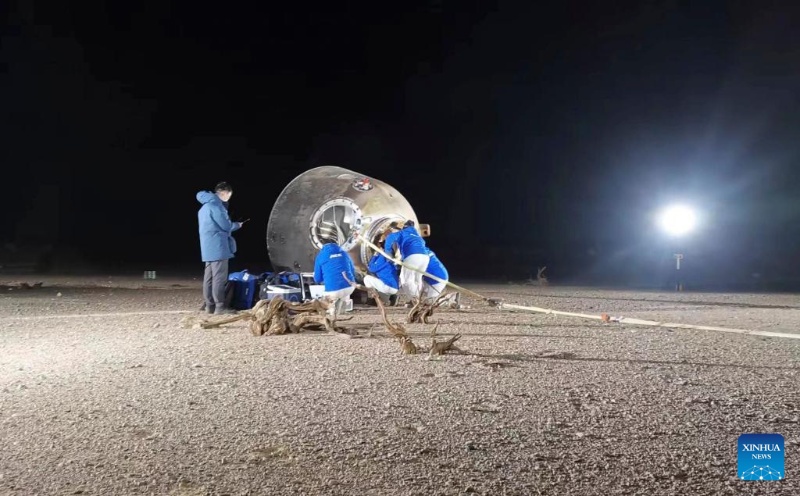 Экипаж китайского корабля "Шэньчжоу-14" благополучно вернулся на Землю