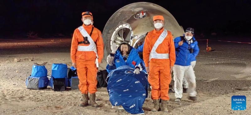 Экипаж китайского корабля "Шэньчжоу-14" благополучно вернулся на Землю