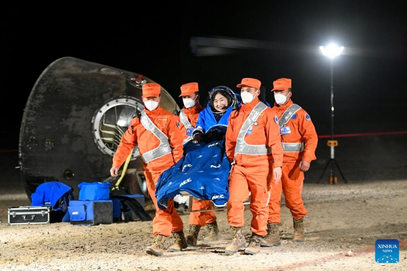 Экипаж китайского корабля "Шэньчжоу-14" благополучно вернулся на Землю