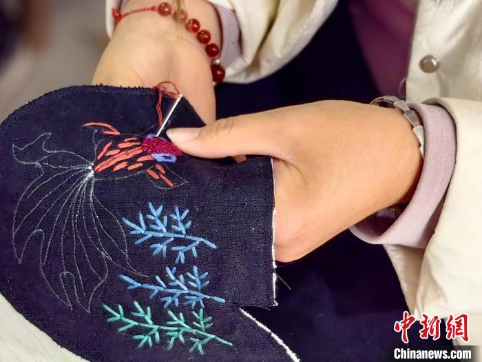 Город Хэцзэ провинции Шаньдун – рынок традиционной матерчатой обуви