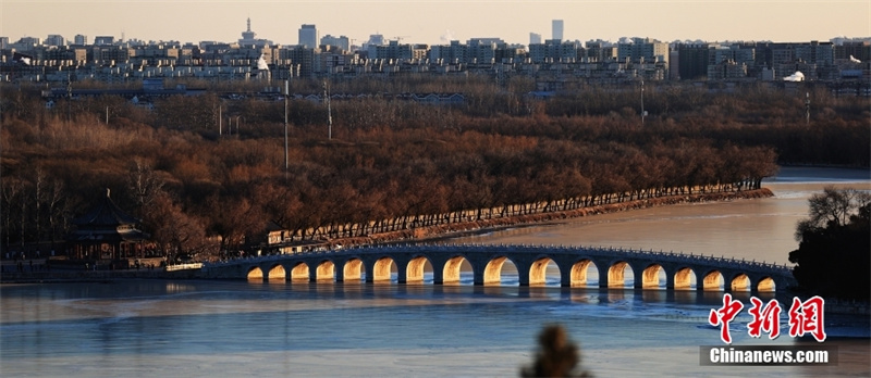 ?Пронизывающий золотой свет? в пекинском парке Ихэюань