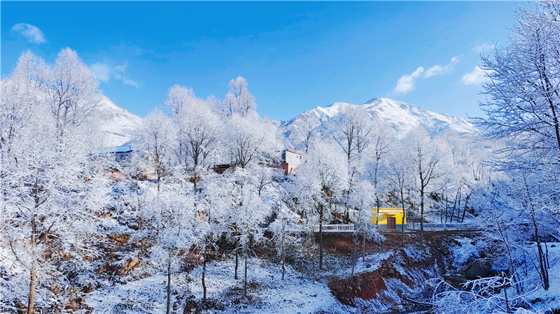 В уезде Хуалун Северо-Западного Китая прошел снегопад