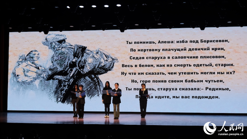 Учащиеся читают стихотворение ?Ты помнишь, Алеша, дороги Смоленщины?.