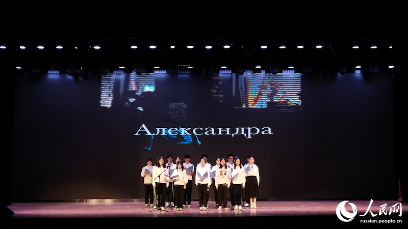 Студенты поют ?Александра?.