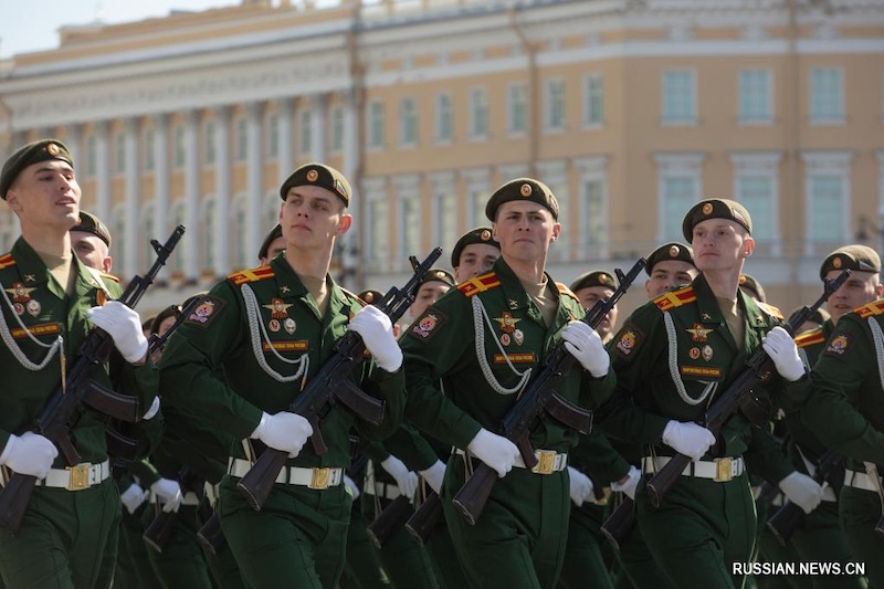 Военный парад и концерты прошли в Санкт-Петербурге в честь Дня Победы