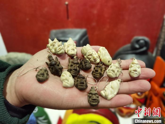 Китаянка вырезает деревянные маски традиционной оперы ?носи?