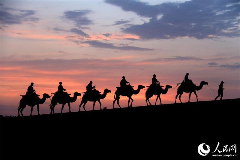 Красивый рассвет в пустыне?Дуньхуана