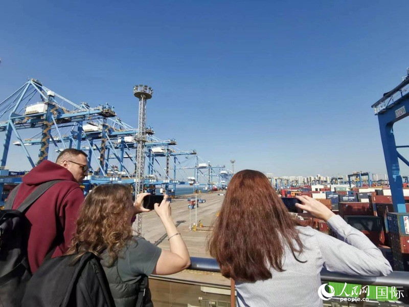 Из Сианя в Циндао: зарубежные журналисты посетили морские транспортные узлы на ?Поясе и пути?