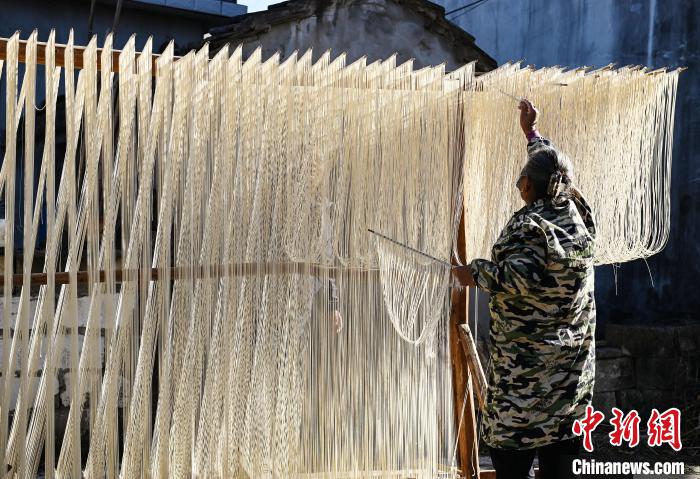Производство традиционной длинной лапши в деревне провинции Аньхой