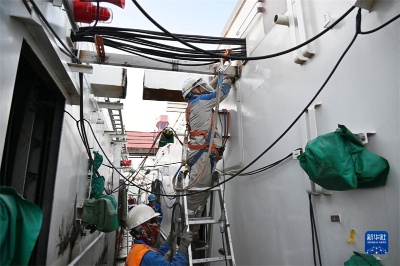 Первый в Азии ?морской завод по переработке нефти и газа? вступил в стадию окончательной сборки