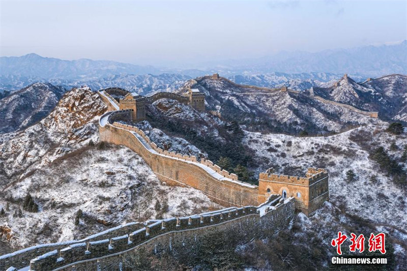Зимний пейзаж участка Великой Китайской стены Цзиньшаньлин