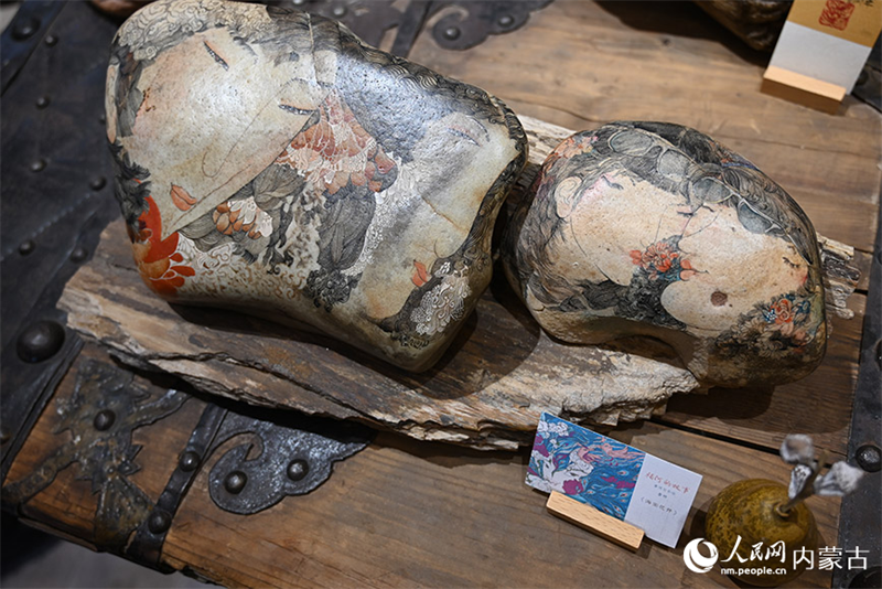 Китайская художница рисует на камнях, собранных с побережья реки Хуанхэ