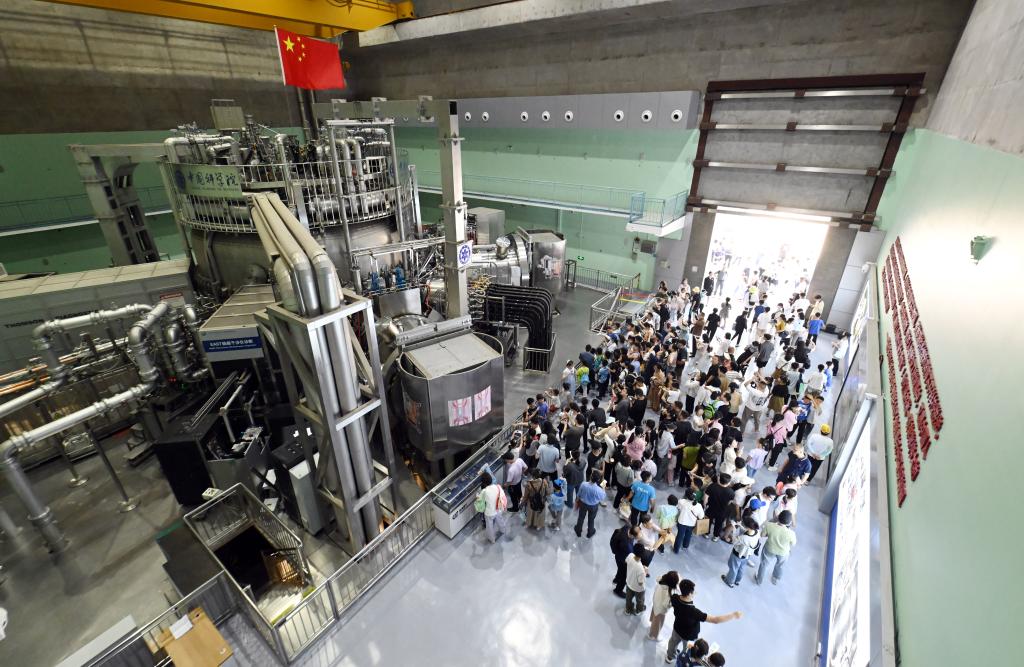 18 мая 2024 года, местные жители на экскурсии в корпусе экспериментального усовершенствованного сверхпроводящего токамака /EAST/ в г. Хэфэй пров. Аньхой на востоке Китая. /Фото: Синьхуа/