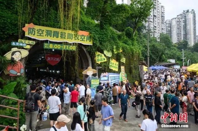 В метро Чунцина есть ?специальная линия корзин?