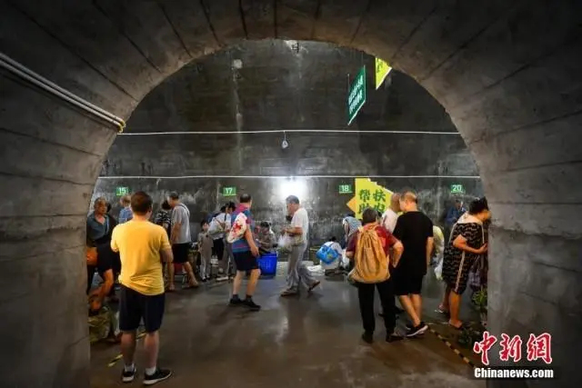 В метро Чунцина есть ?специальная линия корзин?