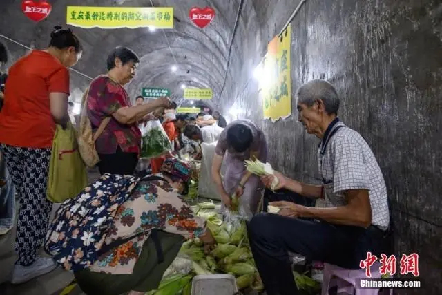 В метро Чунцина есть ?специальная линия корзин?